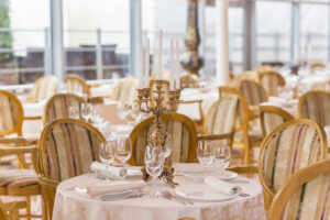 rechnaya-progulka-v-den-rossii-na-panoramnom-teplokhode-river-palas-i-prosmotrom-salyuta-07