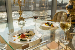 rechnaya-progulka-v-den-rossii-na-panoramnom-teplokhode-river-palas-i-prosmotrom-salyuta-08