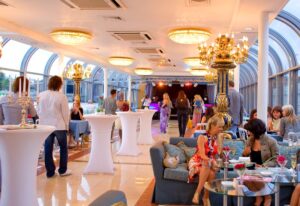 rechnaya-progulka-v-den-rossii-na-panoramnom-teplokhode-river-palas-i-prosmotrom-salyuta-09