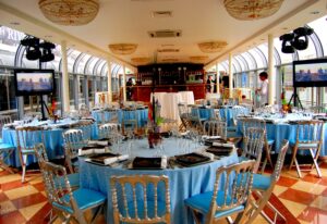 rechnaya-progulka-v-den-rossii-na-panoramnom-teplokhode-river-palas-i-prosmotrom-salyuta-11