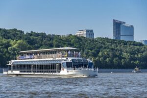 rechnaya-progulka-v-den-rossii-na-panoramnom-teplokhode-river-palas-i-prosmotrom-salyuta-18