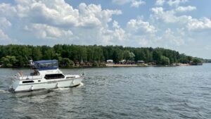 rechnaya-progulka-vykhodnogo-dnya-po-klyazminskomu-vodokhranilischu-05