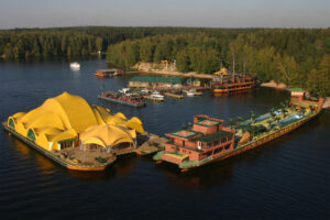 rechnaya-progulka-vykhodnogo-dnya-v-bukhtu-radosti-01