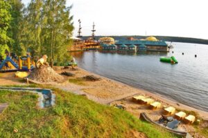 rechnaya-progulka-vykhodnogo-dnya-v-bukhtu-radosti-03