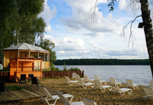 rechnaya-progulka-vykhodnogo-dnya-v-bukhtu-radosti-04