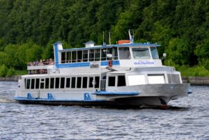 salyut-v-den-pobedy-s-borta-teplokhoda-falkon-s-prazdnichnoy-diskotekoy-02