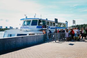 salyut-v-den-pobedy-s-borta-teplokhoda-falkon-s-prazdnichnoy-diskotekoy-03