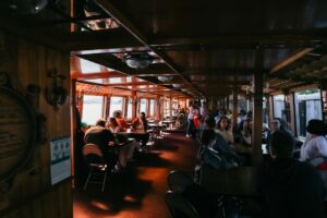 salyut-v-den-pobedy-s-borta-teplokhoda-falkon-s-prazdnichnoy-diskotekoy-04