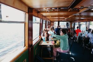 salyut-v-den-pobedy-s-borta-teplokhoda-falkon-s-prazdnichnoy-diskotekoy-05