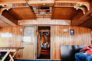 salyut-v-den-pobedy-s-borta-teplokhoda-falkon-s-prazdnichnoy-diskotekoy-06