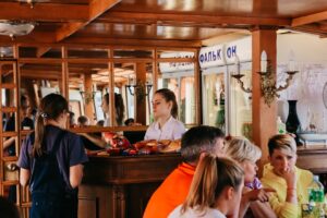 salyut-v-den-pobedy-s-borta-teplokhoda-falkon-s-prazdnichnoy-diskotekoy-07