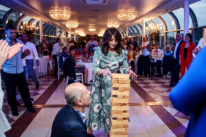 sborniy-novogodniy-korporativ-na-teplokhode-restorane-river-palas-s-banketom-i-programmoy-13