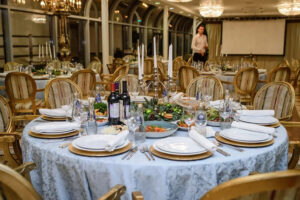 sborniy-novogodniy-korporativ-na-teplokhode-restorane-river-palas-s-banketom-i-programmoy-16