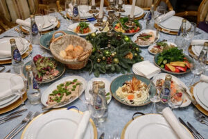 sborniy-novogodniy-korporativ-na-teplokhode-restorane-river-palas-s-banketom-i-programmoy-17