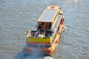 shkolnaya-ekskursiya-na-teplokhode-s-gidom-na-bortu-ot-kremlya-02