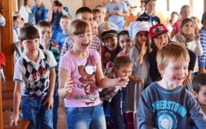 shkolnaya-ekskursiya-na-teplokhode-s-gidom-na-bortu-ot-moskva-siti-01