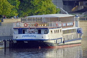 stendap-i-muzykalniy-kontsert-s-zhivoy-muzykoy-na-teplokhode-11