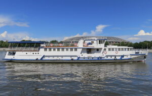 tantsuyut-vse-rechnaya-progulka-s-zhivoy-muzykoy-na-teplokhode-sobol-01