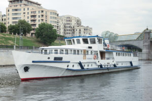 tantsuyut-vse-rechnaya-progulka-s-zhivoy-muzykoy-na-teplokhode-sobol-02