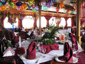 tantsuyut-vse-rechnaya-progulka-s-zhivoy-muzykoy-na-teplokhode-sobol-04