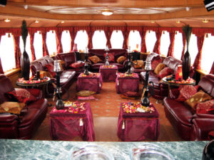 tantsuyut-vse-rechnaya-progulka-s-zhivoy-muzykoy-na-teplokhode-sobol-05