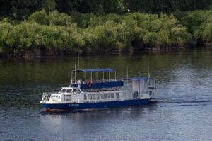 tematicheskaya-progulka-na-rechnom-tramvaychike-po-motivam-sovetskogo-kino-i-populyarnykh-pesen-01