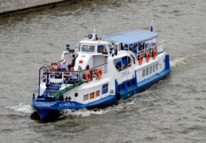 tematicheskaya-progulka-na-rechnom-tramvaychike-po-motivam-sovetskogo-kino-i-populyarnykh-pesen-02