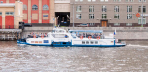 tematicheskaya-progulka-na-rechnom-tramvaychike-po-motivam-sovetskogo-kino-i-populyarnykh-pesen-03