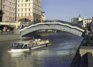 inzhenerno-peshehodnyj_most_cherez_vodootvodnoj_kanal_moskva._avtory_arhitektor_a._v._skizhali-vejs_inzhener_n._f._kurguzikov