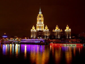 vecherniy-kruiz-po-tsentru-moskvy-na-teplokhode-restorane-04