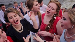 vypusknoy-2020-na-komfortabelnom-teplokhode-loft-boat-pod-klyuch-02