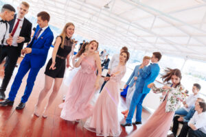 vypusknoy-2020-na-komfortabelnom-teplokhode-loft-boat-pod-klyuch-03