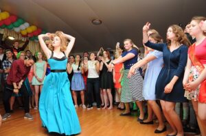 vypusknoy-2020-na-komfortabelnom-teplokhode-loft-boat-pod-klyuch-04