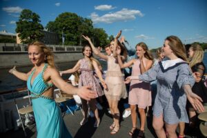 vypusknoy-2020-na-teplokhode-v-moskve-tarif-na-vse-100-02