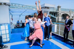 vypusknoy-2020-na-teplokhode-v-moskve-tarif-na-vse-100-03