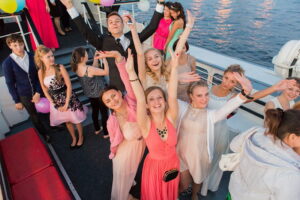 vypusknoy-2020-na-teplokhode-v-moskve-tarif-optimalniy-01