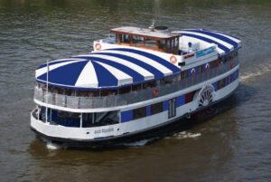 vypusknoy-na-kolesnom-teplokhode-anna-karenina-po-tsentru-moskvy-02