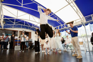 vypusknoy-na-kolesnom-teplokhode-anna-karenina-po-tsentru-moskvy-03