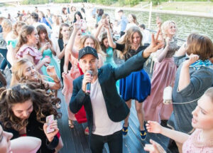 vypusknoy-na-kolesnom-teplokhode-anna-karenina-po-tsentru-moskvy-04