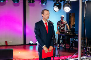 vypusknoy-na-panoramnoy-vip-yakhte-river-palas-07