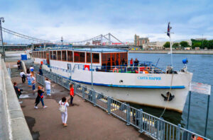 vypusknoy-po-super-tsene-na-teplokhode-santa-mariya-02