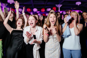 vypusknoy-vecher-na-samom-bolshom-i-stilnom-teplokhode-parikhod-loft-boat-rio-1-01