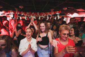 vypusknoy-vecher-na-samom-bolshom-i-stilnom-teplokhode-parikhod-loft-boat-rio-1-03