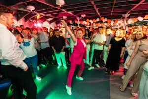 vypusknoy-vecher-na-samom-bolshom-i-stilnom-teplokhode-parikhod-loft-boat-rio-1-04