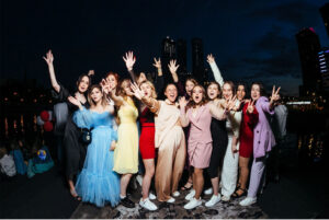 vypusknoy-vecher-na-samom-bolshom-i-stilnom-teplokhode-parikhod-loft-boat-rio-1-05