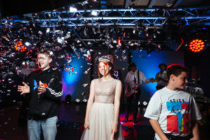 vypusknoy-vecher-na-samom-bolshom-i-stilnom-teplokhode-parikhod-loft-boat-rio-1-07