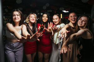 vypusknoy-vecher-na-samom-bolshom-i-stilnom-teplokhode-parikhod-loft-boat-rio-1-08