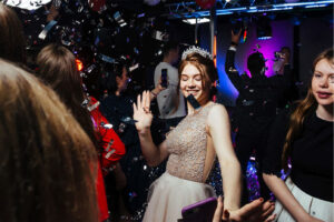 vypusknoy-vecher-na-samom-bolshom-i-stilnom-teplokhode-parikhod-loft-boat-rio-1-09