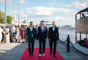 vypusknoy-vecher-na-samom-bolshom-i-stilnom-teplokhode-parikhod-loft-boat-rio-1-10