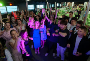 vypusknoy-vecher-na-samom-bolshom-i-stilnom-teplokhode-parikhod-loft-boat-rio-1-12